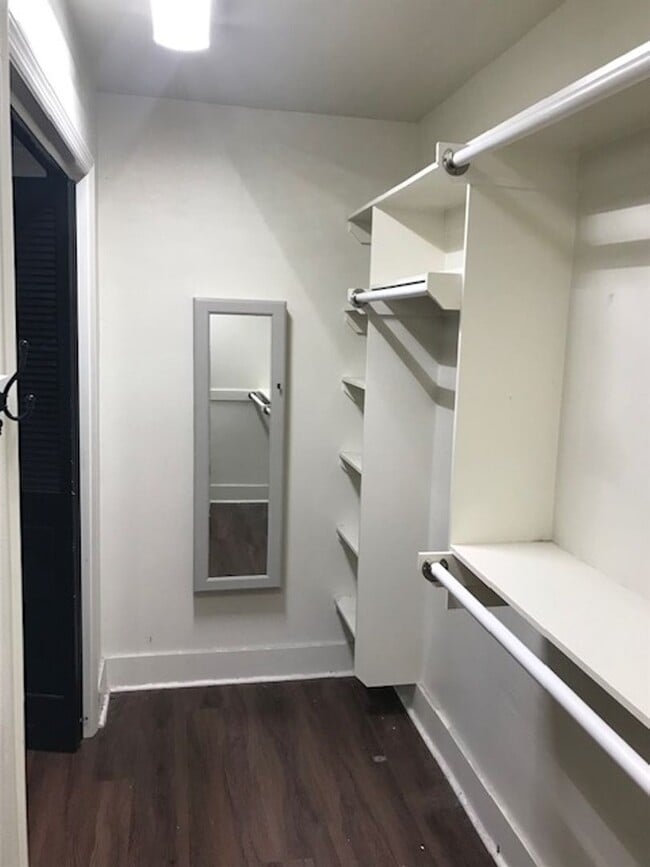 Building Photo - Breckenridge House