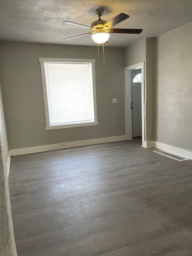Building Photo - 1007 E Abriendo Ave