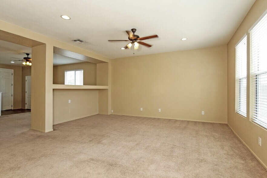 Building Photo - 1316 S Flaxseed Dr