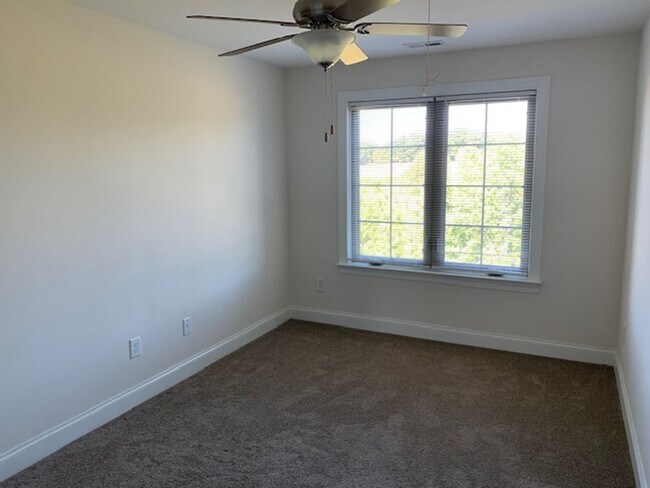 Building Photo - Stunning Brick Townhome with Garage in Tre...