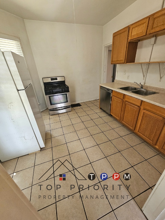 Building Photo - 3 Bedroom | 1.5 Bath Apartment in Cedar Fa...