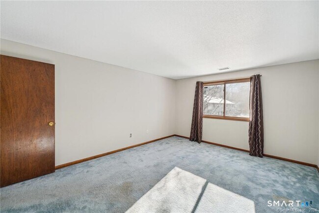 Building Photo - 17 Oak Forest Dr
