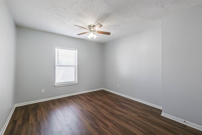 Building Photo - 5922 Fairdale Ln