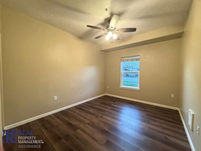 Building Photo - Cozy 1 Bedroom Condo!! Move In Ready!