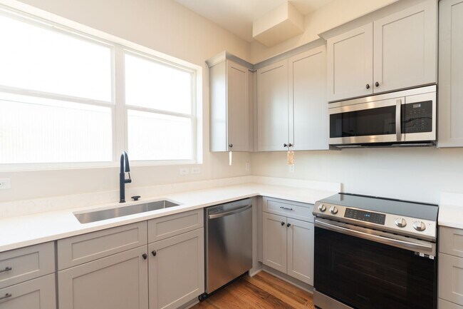 Building Photo - Modern 4 Bedroom Townhome in Southside Chattanooga