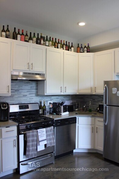 Primary Photo - 873 W Lill Ave