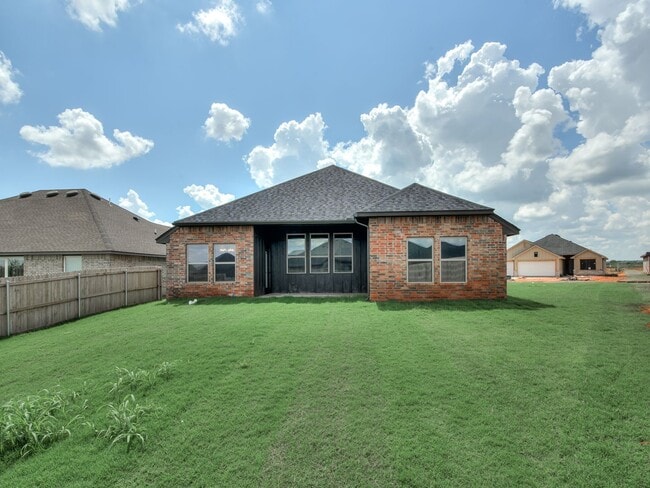Building Photo - New Home In Yukon!