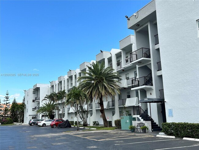 Building Photo - 3000 Sunrise Lakes Dr W