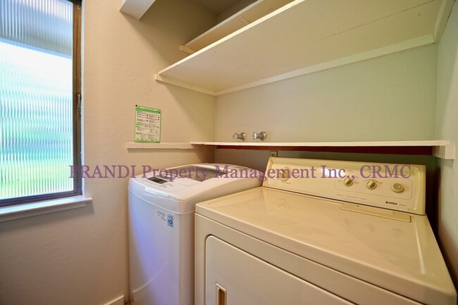 Building Photo - Top Floor, Corner Unit Condo with Panorami...