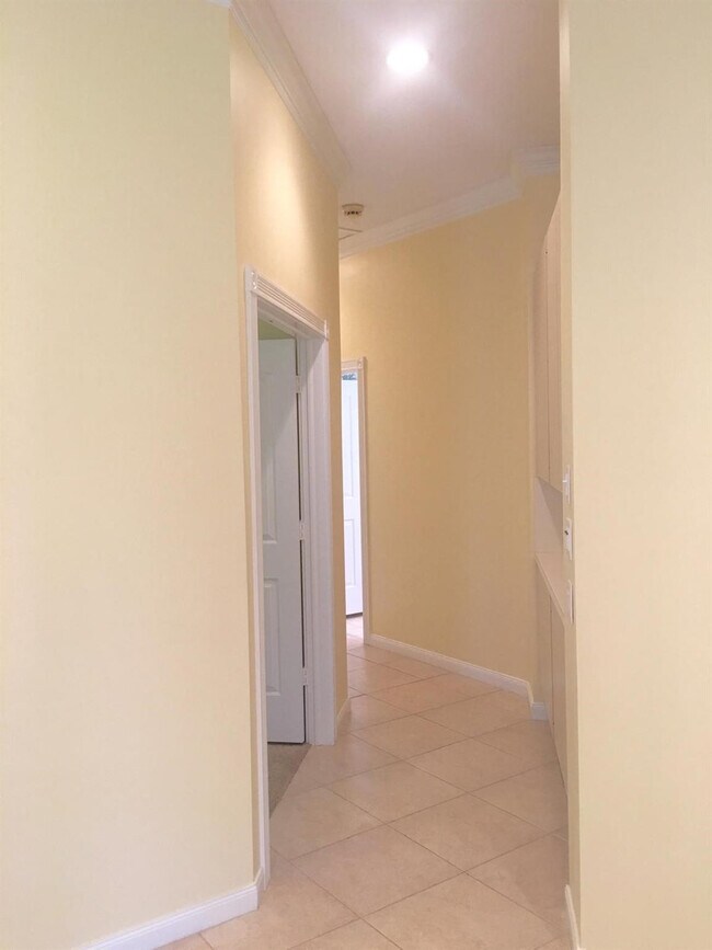 Building Photo - 2871 SW Brighton Way