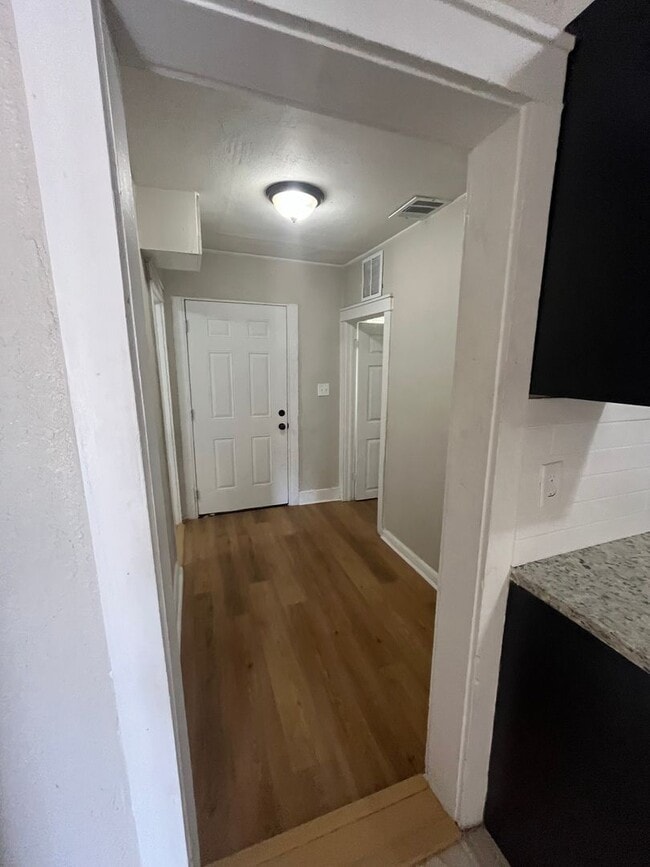 Building Photo - Plenty of Space!!