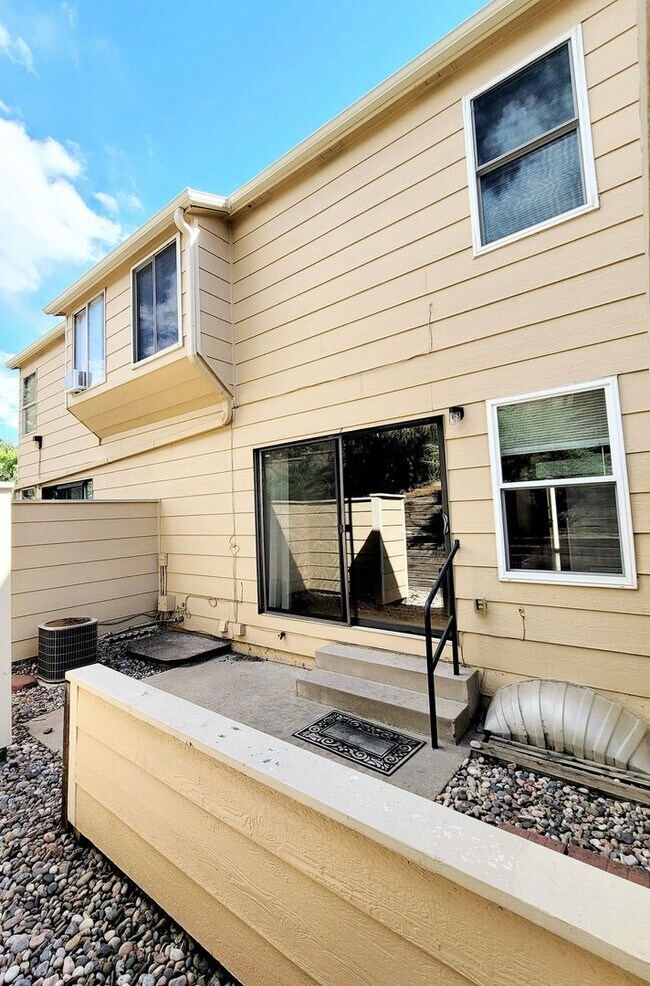 Building Photo - 2510 Hamlet Ln