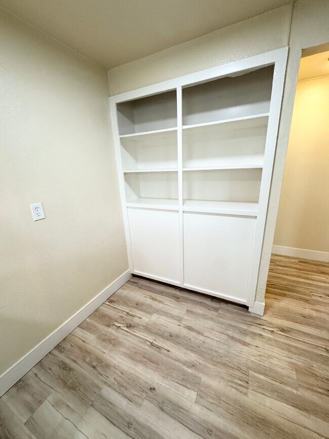 Building Photo - One Bedroom One Bath Apartment with Patio and Small Yard SEE VIDEO