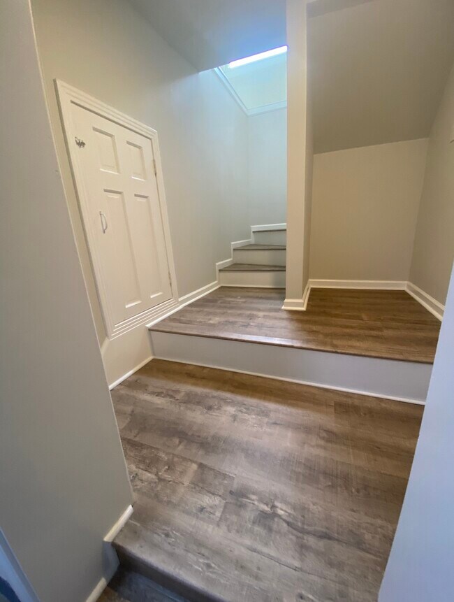 Building Photo - 609 Sunset Ave