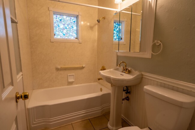 Building Photo - Charming 2 bed 1 bath in midtown Tulsa!