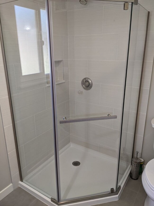 Building Photo - 3 bed, 2 bath single story home - JUST REM...