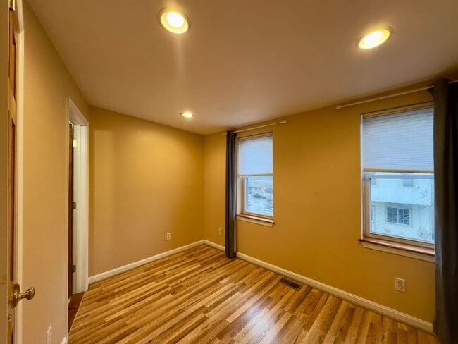Building Photo - Charming 2 Bedroom/2.5 Bathroom in South Baltimore, MD!