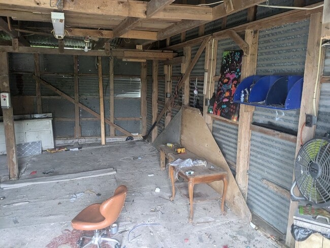 Building Photo - 3 Bed 1 Bath with Large Yard, Workshop, and Laundry Hookups