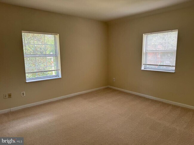 Building Photo - 1720 Queens Ln