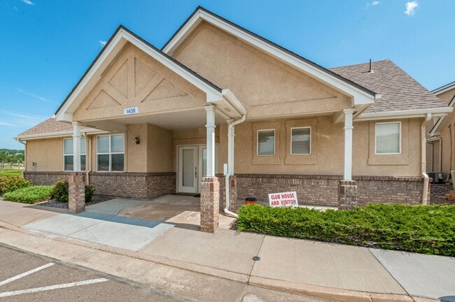 Building Photo - Relaxing townhome in Monument Villas