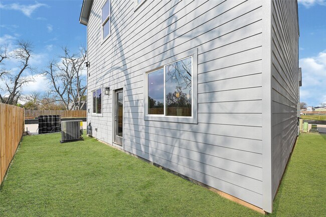 Building Photo - 706 Savonna