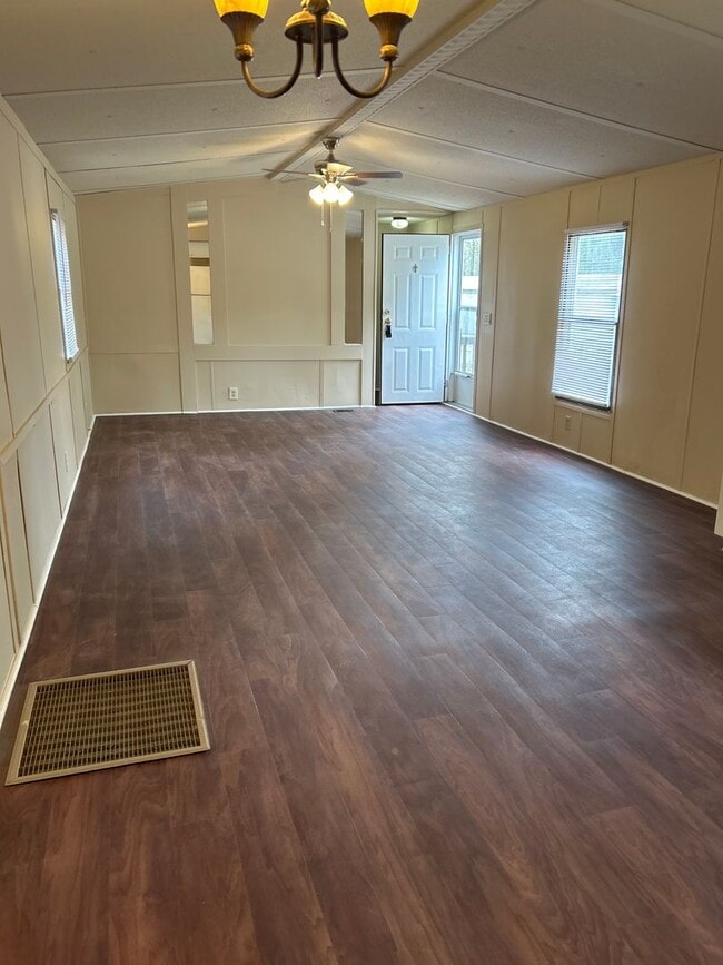 Building Photo - 2 Bedroom, 2 Bath