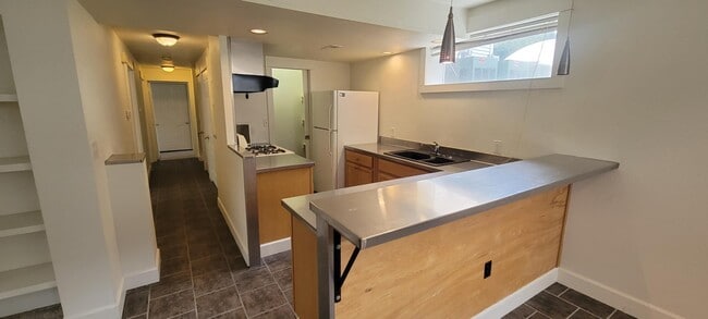 Building Photo - 303 Center St