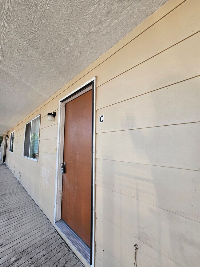 Building Photo - Cute 2 bedroom unit on University Dr.