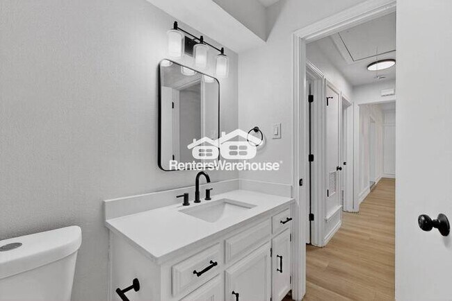 Building Photo - MOVE IN READY COMPLETELY UPDATED - 3BED/2B...