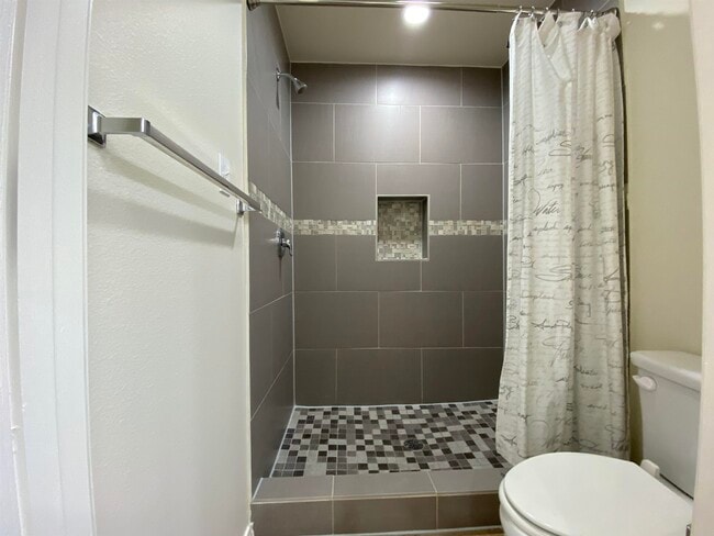 Building Photo - 139 Niagara Dr.