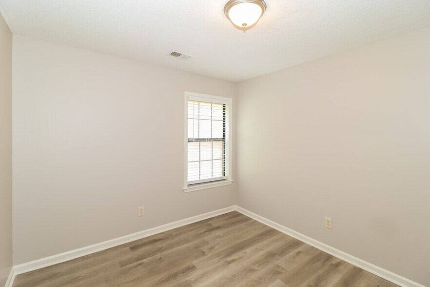 Building Photo - 5996 Lawnhill Dr