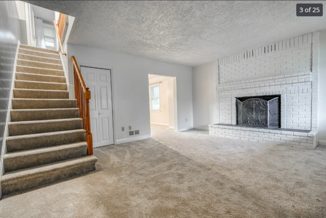 Building Photo - 3 Bedroom with Huge Rear yard
