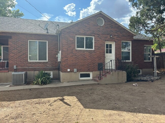 Building Photo - 2 bedroom, 1 bath cottage in the heart of ...