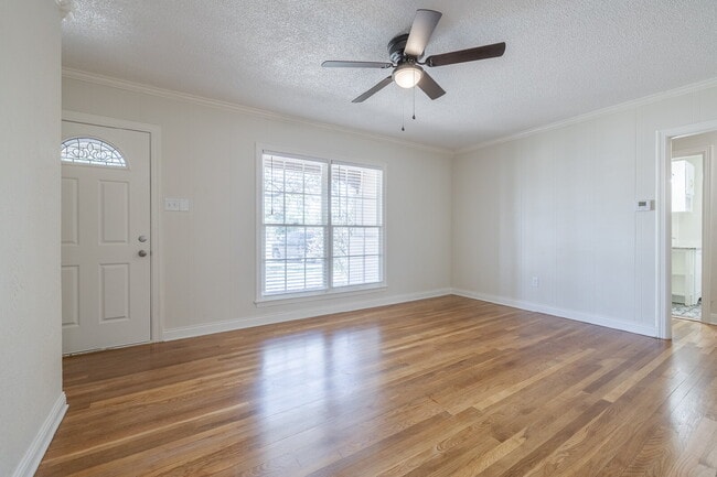 Building Photo - Beautiful Tech Terrace Home! Full of Chara...