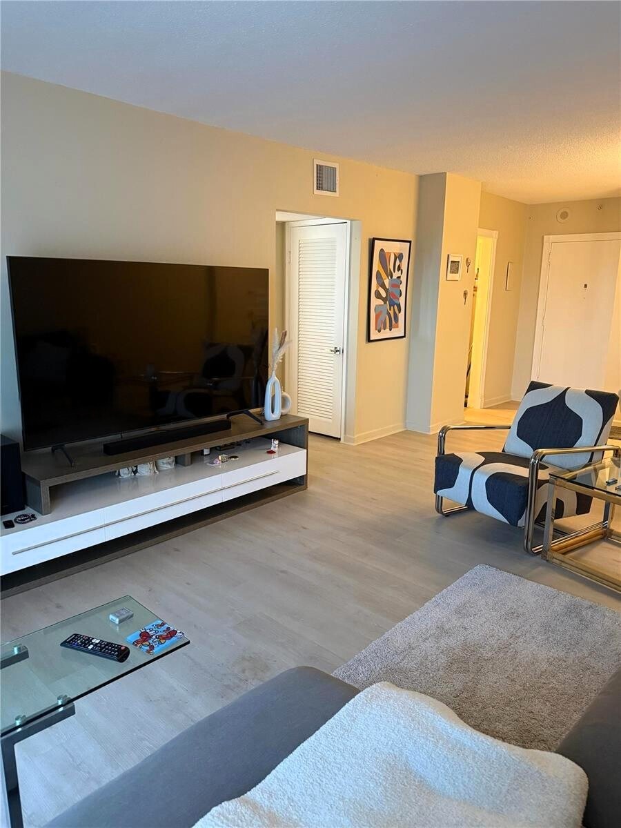 Building Photo - 400 Kings Point Dr