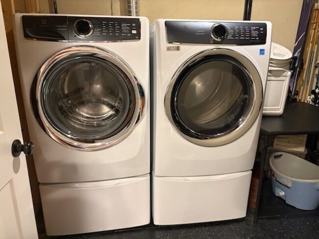 Building Photo - 550 Dudley St