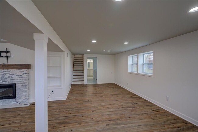 Building Photo - 714 N Meadow Ln