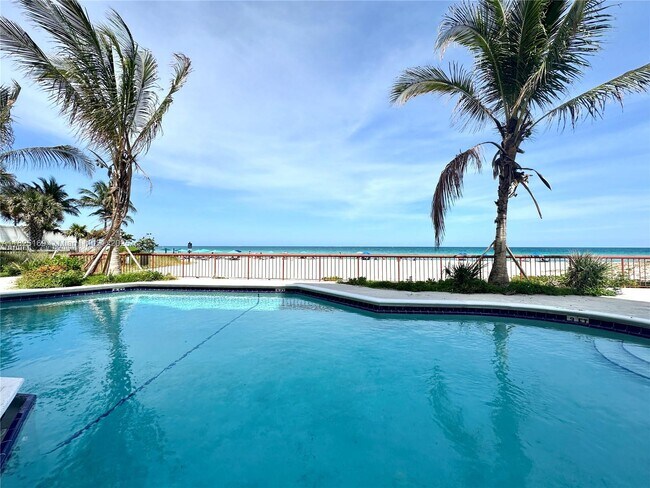Building Photo - 15645 Collins Ave