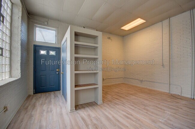 Building Photo - 527 N Chicago St