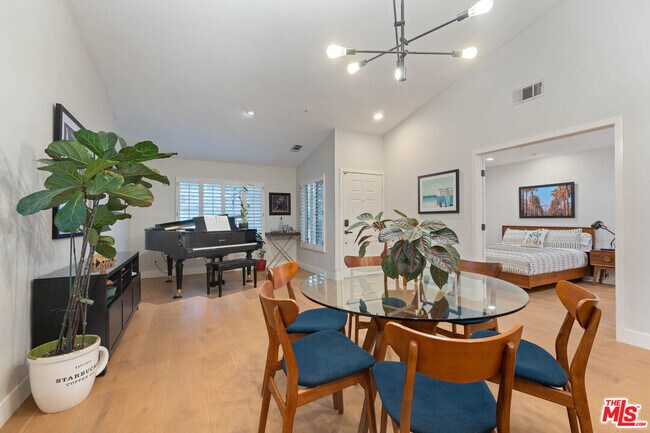 Building Photo - 1220 Dincara Rd