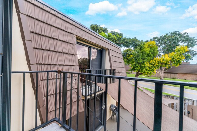 Building Photo - 1015 10th Ct