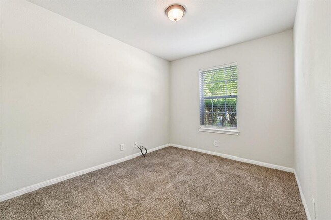 Building Photo - 602 Los Robles Rd