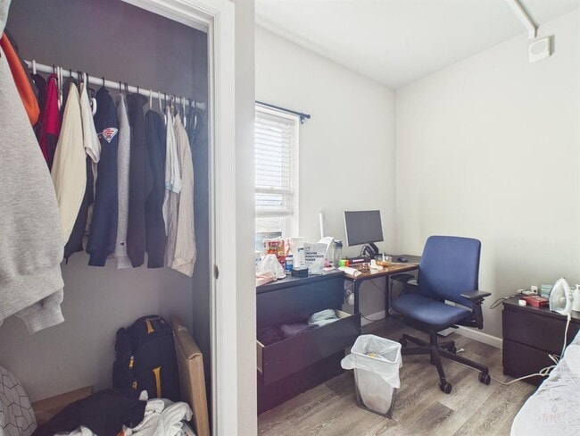 Building Photo - 911 W 22nd St