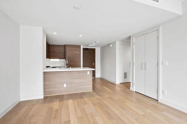 Building Photo - Stellar Denny Triangle Luxury Condo