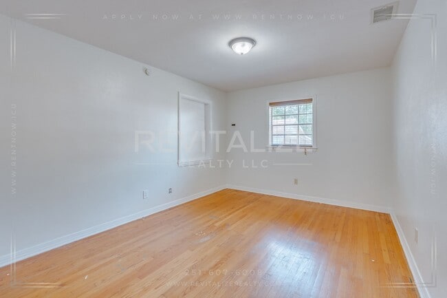Building Photo - 3 Bed 2 Bath Gem in Midtown Mobile!!