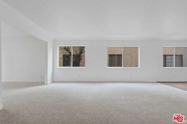 Building Photo - 435 N Oakhurst Dr