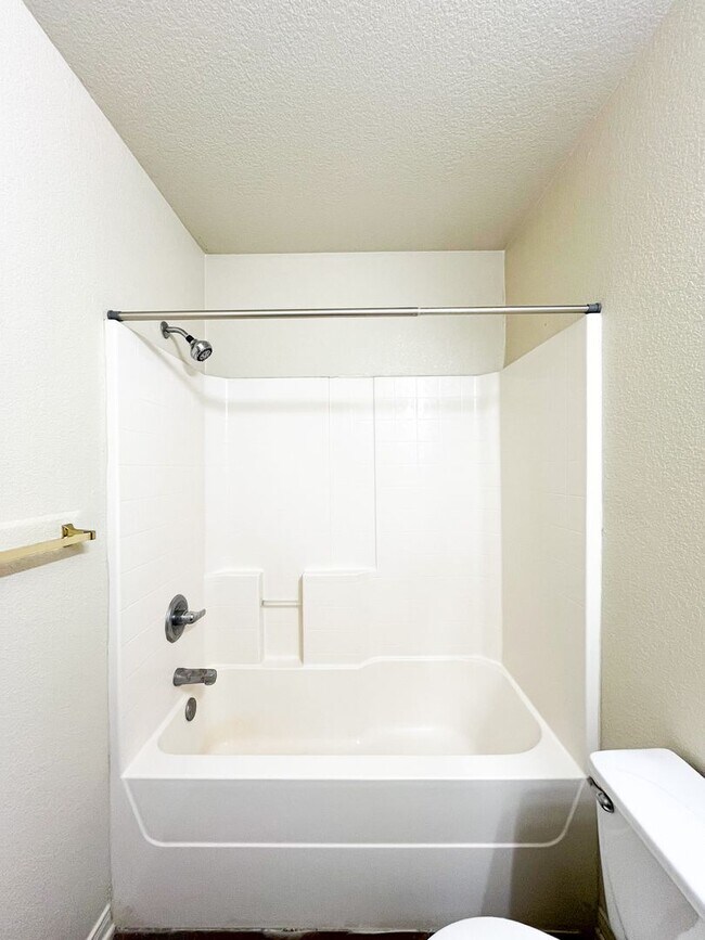 Building Photo - 1913 Charleston Ct