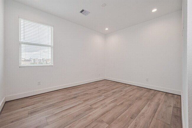 Building Photo - 3510 Hadley St