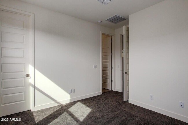 Building Photo - 4708 E Daley Ln