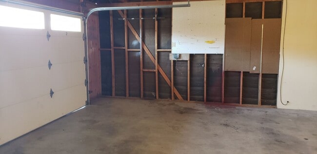 Building Photo - *DO NOT DISTURB TENANTS- 4 bedroom 2 bath home w/POOL!!